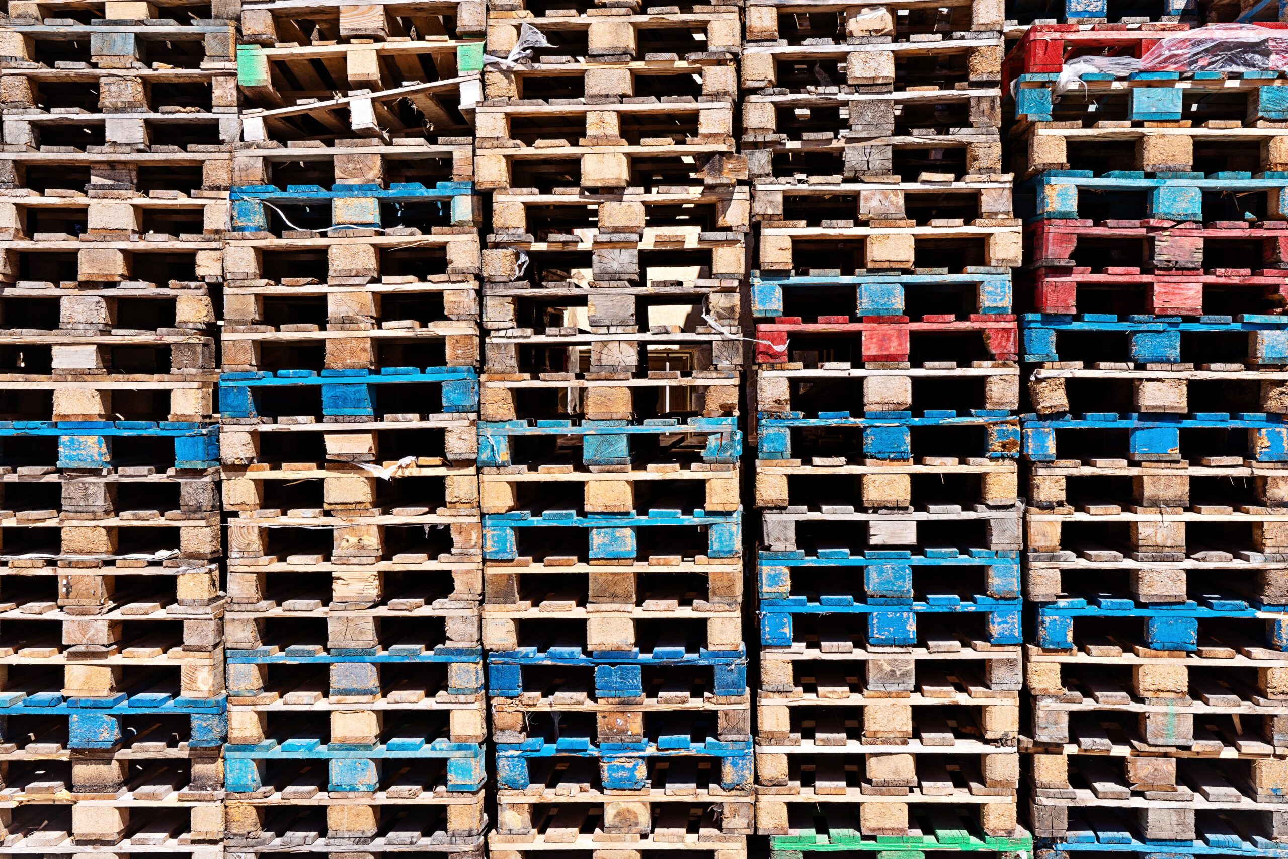 Fondo de superficie de palets de madera, pila de palets en el almacén