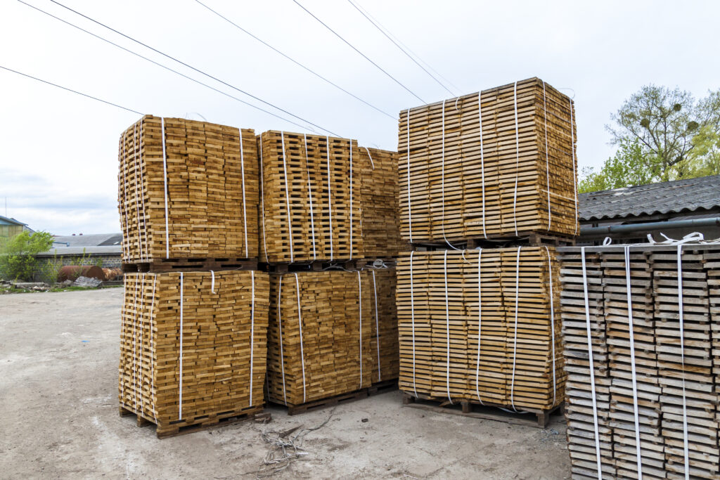 Pila de tablas y montantes de madera nuevos en el aserradero. Tableros de madera apilados para materiales de muebles.