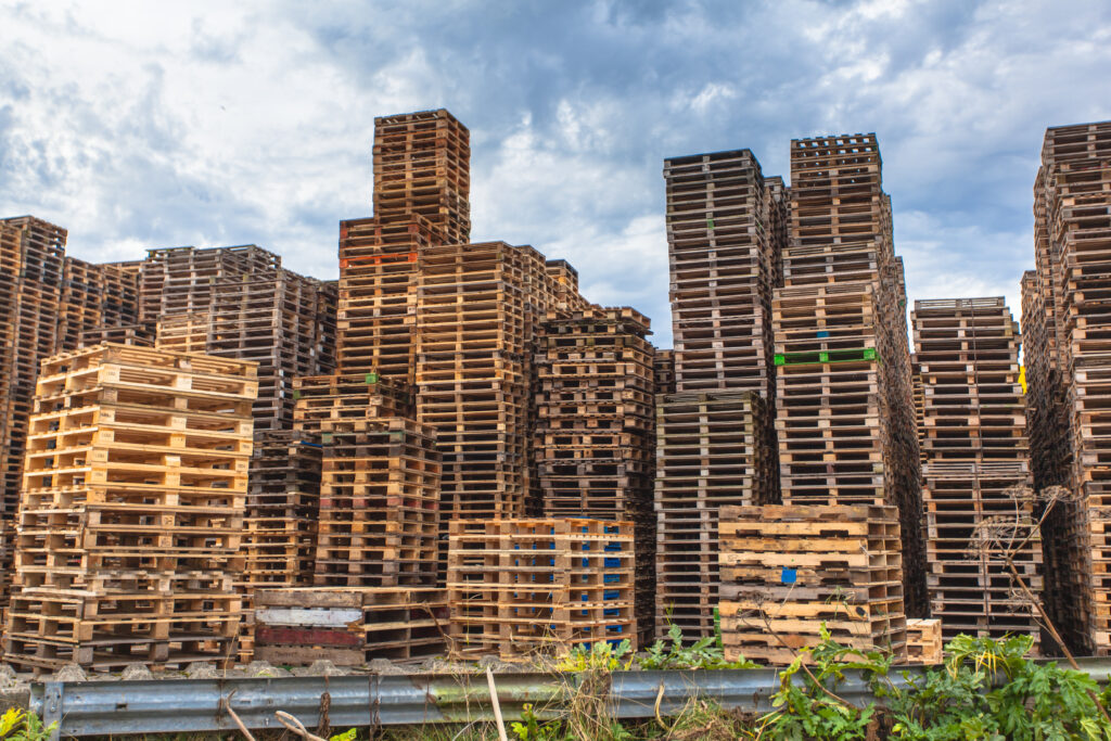 Pilas de palés de madera para transporte